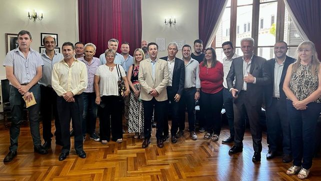 El ministro de Economía provincial firmó acuerdos de préstamo con presidentes comunales.