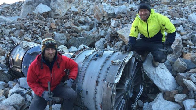 Tipos capaces. Dan Futrell e Isaac Stoner posan junto a la turbina de la nave siniestrada. También hallaron restos humanos de algunas de las 29 víctimas.
