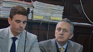 Mazzaferri (de corbata amarilla) junto a uno de sus defensores.