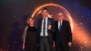 Alejandro Simón, CEO del Grupo Sancor Seguros, junto a los anfitriones de los premios.