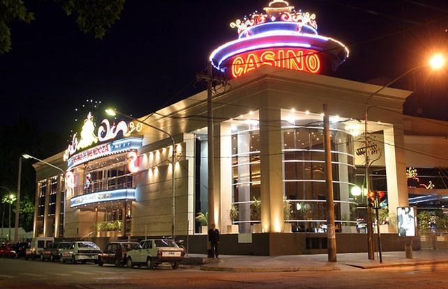El bebé quedó encerrado en un auto del estacionamiento del casino de Godoy Cruz.