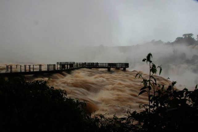 Impresionantes imágenes de las cataratas del Iguazú por la crecida del río