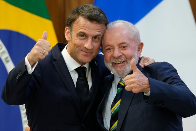 Lula da Silva y Macron posando para las fotografías este jueves&nbsp; en el palacio presidencial de Planalto.
