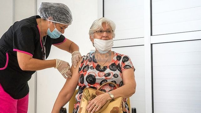 Covid-19: comenzaron a vacunar a mayores de 70 años