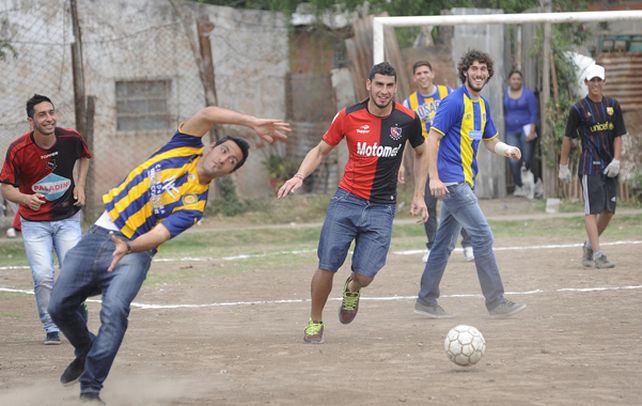 Canallas y leprosos marcaron cómo se debe vivir el partido de todos los rosarinos. Fue en barrio Triángulo