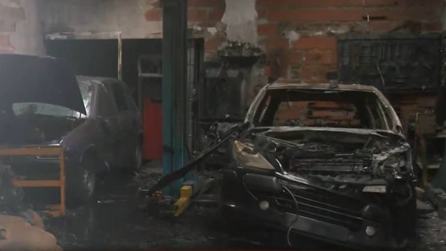 Incendio en taller mecánico de Rui Barbosa al 800