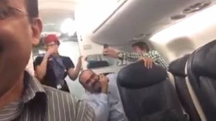 Le cancelaron  el vuelo, su mujer no le creyó y le pidió ayuda a la azafata para que la convenza