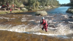 Rescatistas buscan los cuerpos de una pareja que se ahogó en Los Reartes.