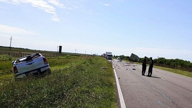 Tres personas oriundas de Monte Vera, entre ellas un menor, perdieron la vida en un choque frontal en Entre Ríos Tres personas oriundas de Monte Vera, entre ellas un menor, perdieron la vida en un choque frontal en Entre Ríos