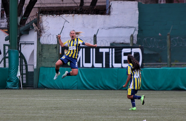 La capitana canalla festeja con alma y vida su gol de tiro libre en el final del partido