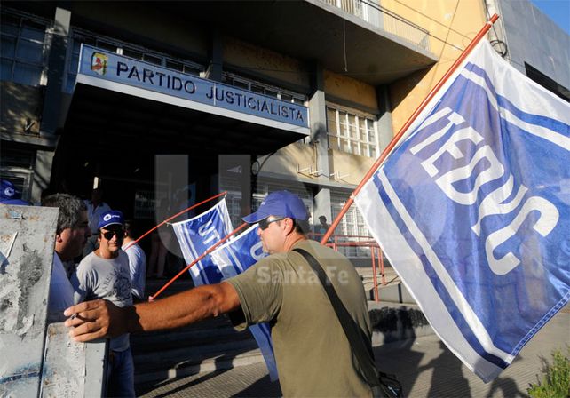 Protesta. Los empleados del Partido Justicialista reclamaron el pago de salarios atrasados / Foto: José Busiemi - Uno Santa Fe