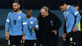 Marcelo Bielsa junto a De la Cruz, ex-River que fue desafectado de la selección de Uruguay.