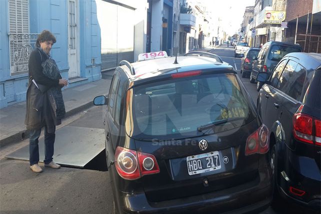 Un taxi cayó dentro de un pozo en calle San Luis e Irigoyen Freyre, en pleno centro santafesino