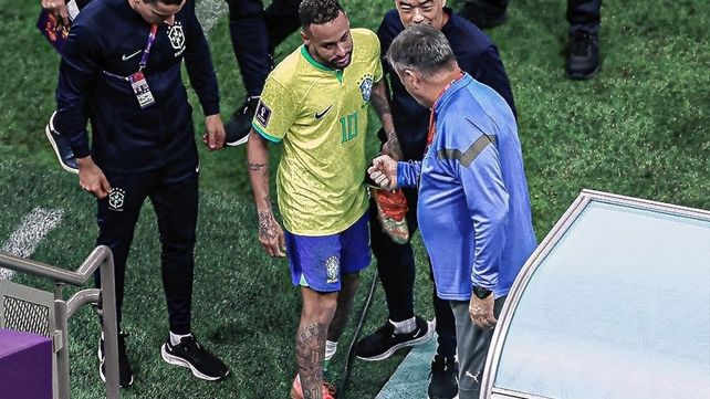 Neymar tuvo que salir antes del partido por un esguince de tobillo.