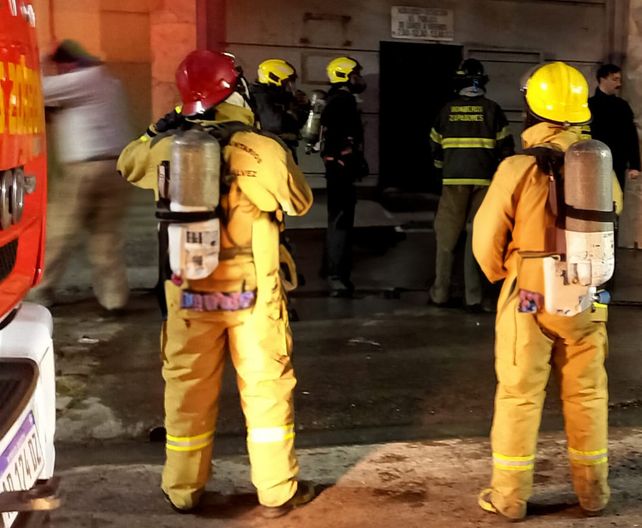 Incendio en taller de chapería y pintura: al menos 6 autos fueron destruidos por el fuego