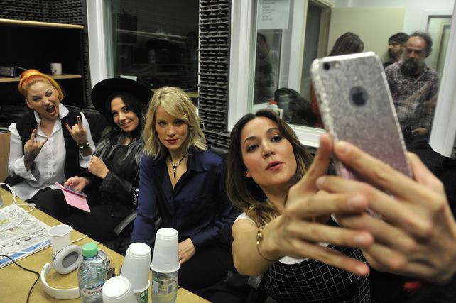 Soy tu fan. Valeria saca una selfie en el estudio de Del Siglo