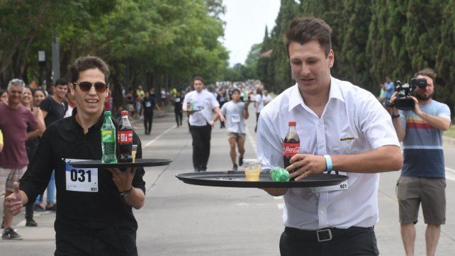 Vuelve tras la pandemia la carrera de mozos y camareras de Rosario