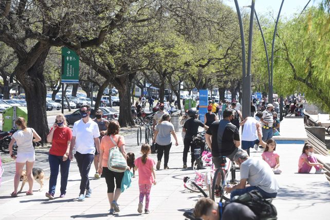 La Rambla Catalunya se vio copada de gente durante el fin de semana largo.