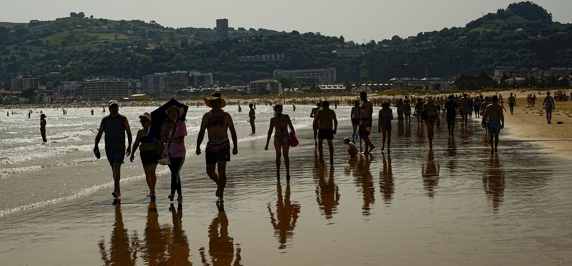 Personas caminan por la playa en Laredo, región de Cantabria, norte de España, el miércoles 9 de agosto de 2023. (Foto AP/Álvaro Barrientos) Personas caminan por la playa en Laredo, región de Cantabria, norte de España, el miércoles 9 de agosto de 2023. (Foto AP/Álvaro Barrientos)