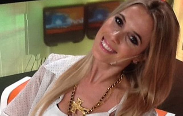 Chechu Bonelli mostró su panza de nueve meses en Francia