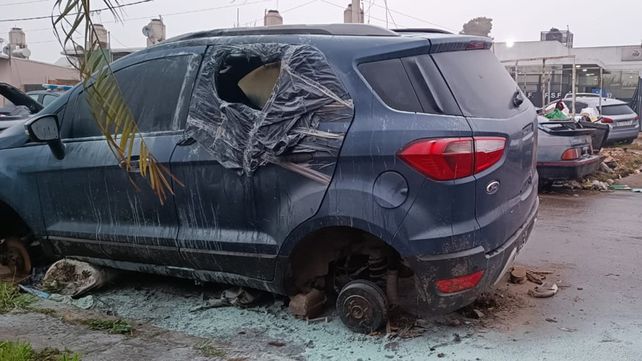 Atentado contra la comisaría 32ª. El auto Ford Eco Sport dañado por el incendio de esta madrugada.&nbsp;