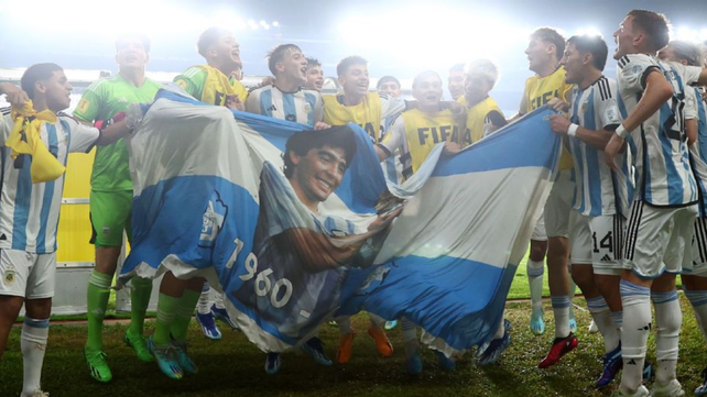 El festejo de los pibes de la Selección Argentina Sub-17 con la bandera de Maradona.