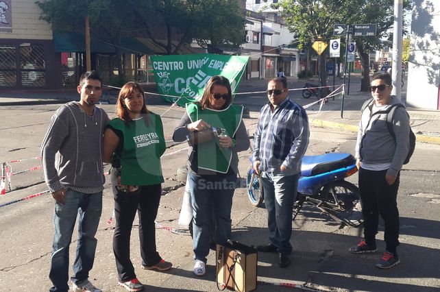 Los trabajadores siguen manifestándose en el lugar.