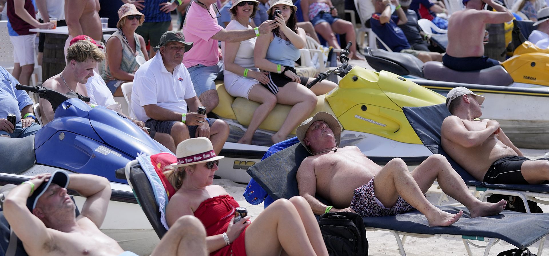 Aficionados al críquet asisten al primer día del segundo partido de prueba de críquet entre Inglaterra Oeste e Indias en el Kensington Oval en Bridgetown, Barbados, el miércoles 16 de marzo de 2022.