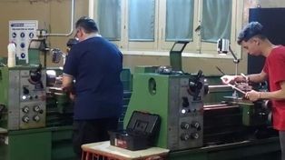 Los cursos son cuatrimestrales y anuales y asisten alumnos y alumnas de distintas edades.