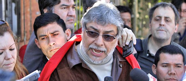 Fernando Lugo habla con la prensa frente a su casa el pasado 24 de junio