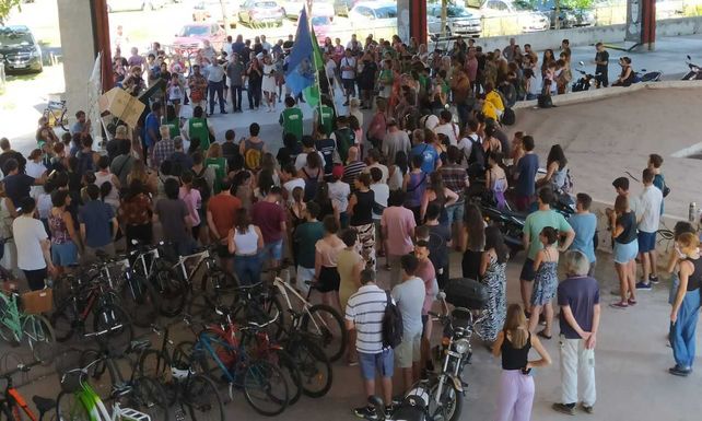 Trabajadores y bacarios del Conicet realizaron una protesta en el CCT de Rosario.