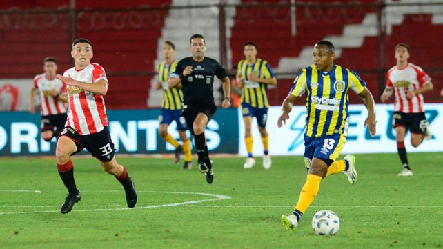Campaz traslada por izquierda en el empate contra Barracas Central. El colombiano envió gol centro que terminó en gol en contra.