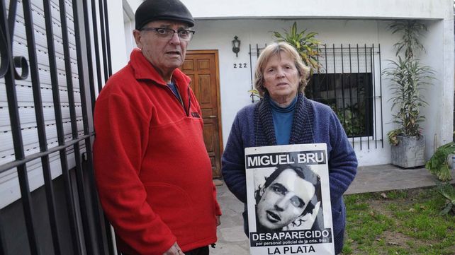 Néstor Bru y su esposa. Nunca supo dónde están los restos de su hijo.