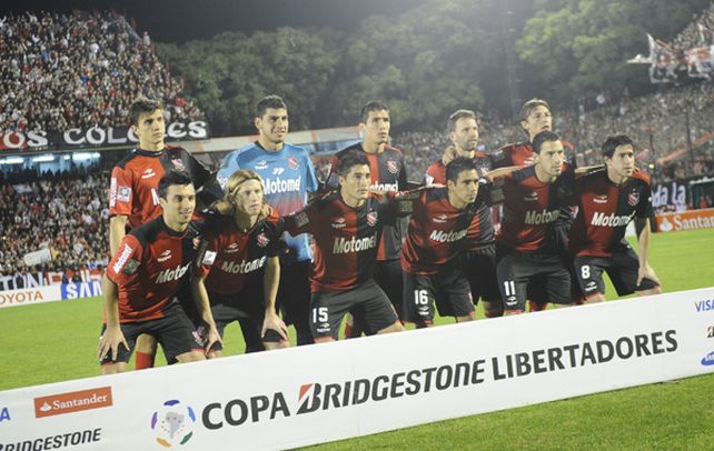 La formación leprosa que jugó ante Atlético Mineiro en el Coloso Marcelo Bielsa. El nuevo entrenador desea que no le desarmen el plantel para encarar el torneo Inicial.