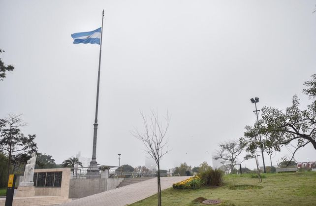 La Municipalidad repuso las banderas en plazas y parques y reparó los mástiles.