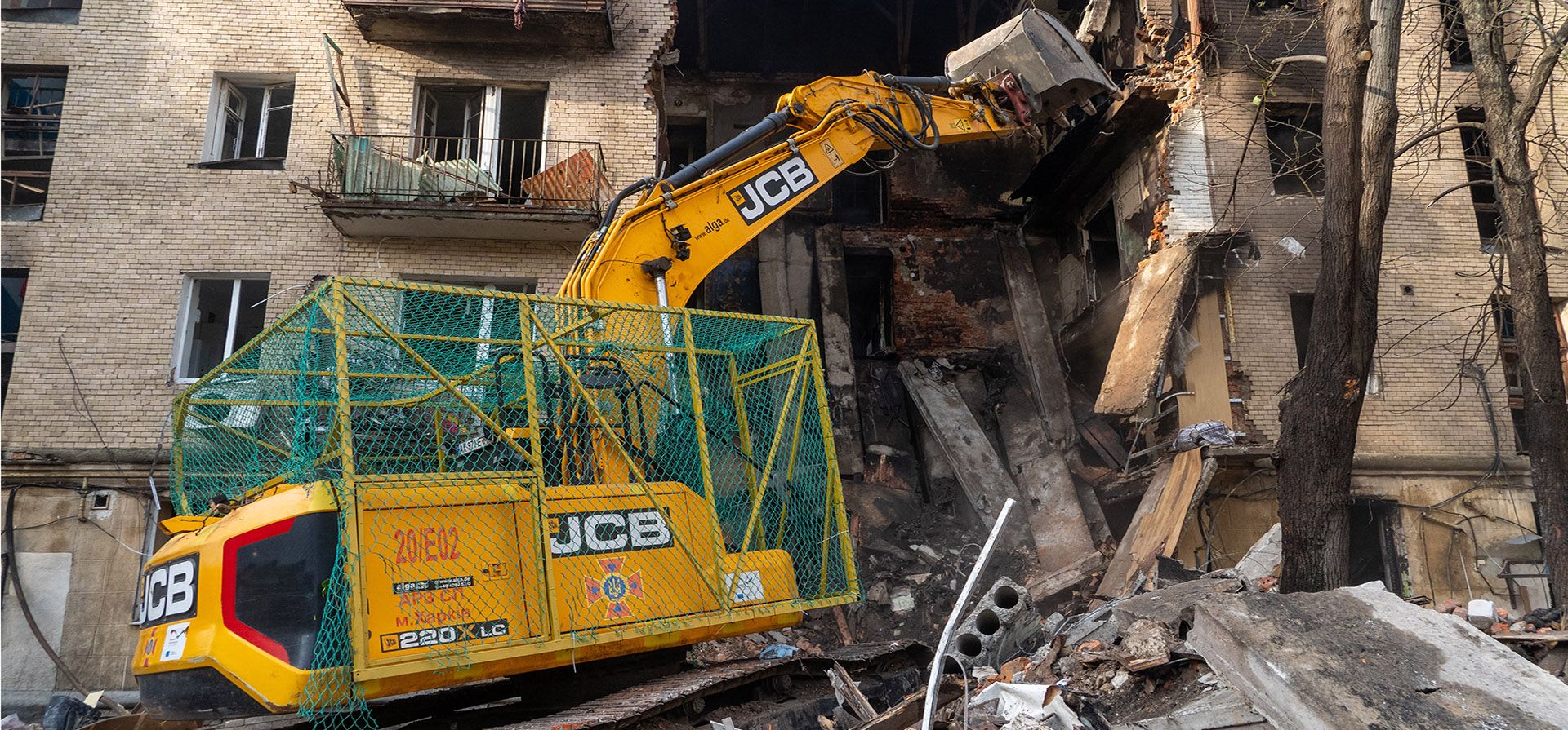 Una excavadora cubierta con una red antidrones retira los escombros de un edificio residencial tras un ataque aéreo ruso en Járkov, Ucrania, el martes 13 de octubre de 2026. (Foto AP/Andrii Marienko) Una excavadora cubierta con una red antidrones retira los escombros de un edificio residencial tras un ataque aéreo ruso en Járkov, Ucrania, el martes 13 de octubre de 2026. (Foto AP/Andrii Marienko)