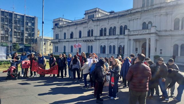 Varias personas se expresaron frente a Casa de Gobierno
