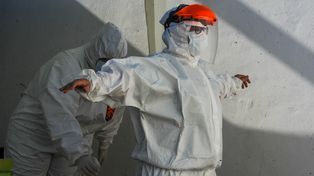 Imágenes del 2020, a 3 años de la pandemia del Covid-19. Personal de Salud se desinfecta.&nbsp; 