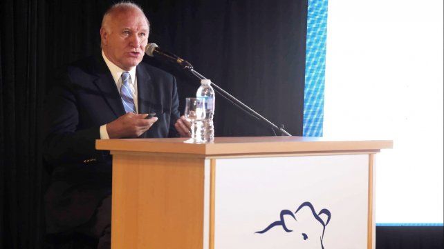 El consultor Víctor Tonelli durante la exposición que ofreció en el acto del 14° aniversario del Rosgan.