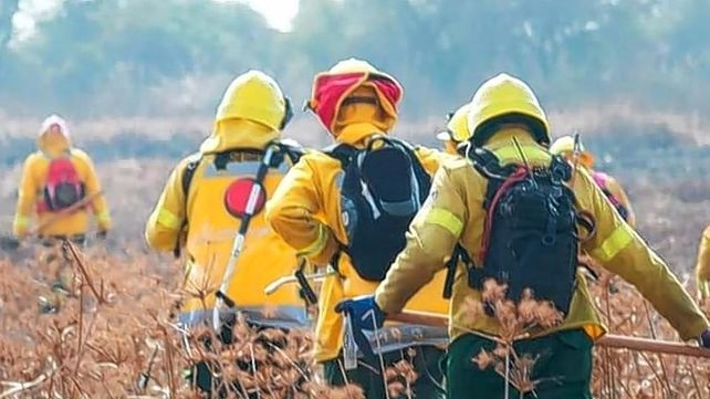 Bomberos voluntarios de Rosario en rebrotes de incendios.