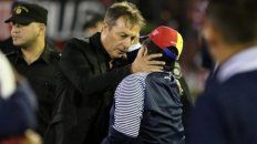 Abrazo inolvidable. Kudelka recordó el afectuoso saludo que recibió de Diego el año pasado en el Coloso. Abrazo inolvidable. Kudelka recordó el afectuoso saludo que recibió de Diego el año pasado en el Coloso.