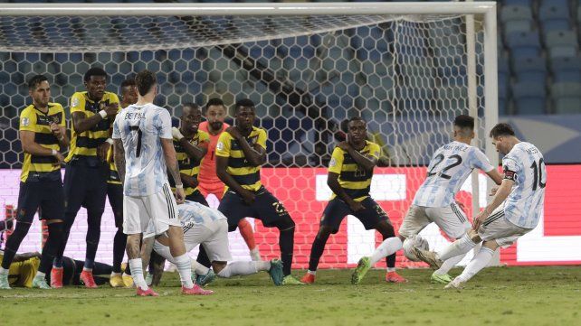 Minuto 93. Tiro libre en la linea del área que Messi clavó en el ángulo del arquero rosarino Hernán Galíndez, ex Central.