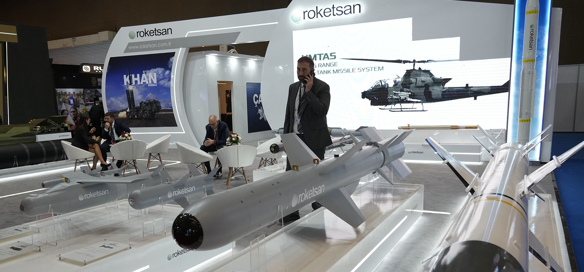 Un visitante camina durante el día inaugural de Indo Defense Expo 2022 en Yakarta, Indonesia, el miércoles 2 de noviembre de 2022. La exposición de cuatro días alberga exhibiciones, seminarios sobre defensa regional y asociaciones internacionales.