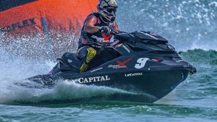 Leo Morelli le rindió tributo a La Capital al llevar impresa la marca del Decano en su moto de agua.