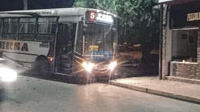 Medidas extremas: colectivo rompió la punta de eje y casi se mete en una casa