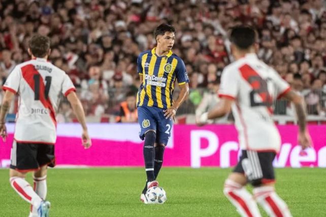 Juan Giménez tuvo sus primeros minutos en la primera de Central en el Monumental. Ese día el Canalla perdió 2-1.