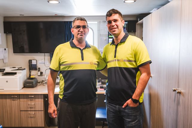 El jefe de máquinas Alejandro Arias, y el capitán Nahuel Márquez.