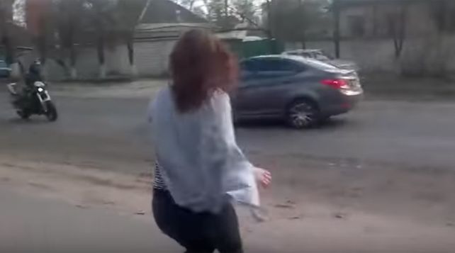Baile fatal: se hizo la graciosa al lado de la calle y provocó un serio accidente