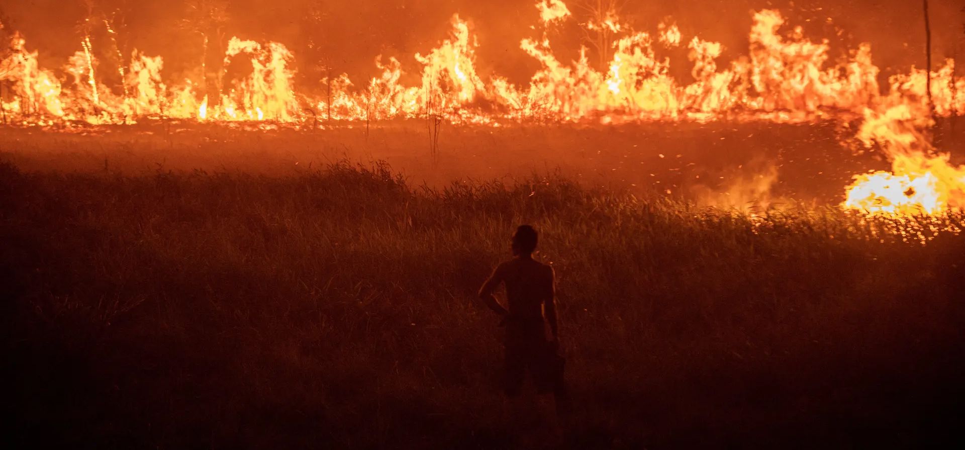 Sumatra, Indonesia. Un hombre observa cómo arde un incendio forestal en el norte de Indralaya. Fotografía: Antara Foto/Reuters Sumatra, Indonesia. Un hombre observa cómo arde un incendio forestal en el norte de Indralaya. Fotografía: Antara Foto/Reuters