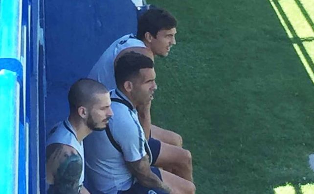 Tevez tiene el hombro inmovilizado y preocupa a todo Boca